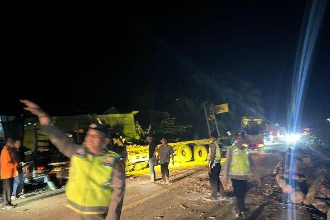 Truk Fuso Alami Rem Blong Sebabkan Tabrakan Beruntun di Muba, Satu Tewas Dua Luka Berat