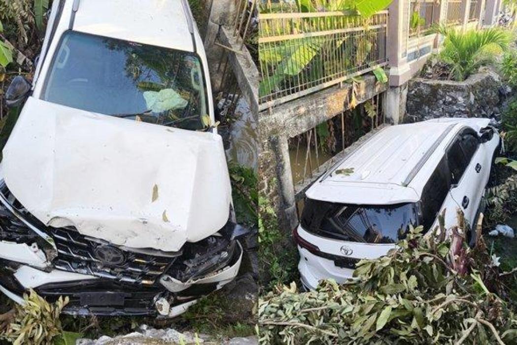 Diduga Mengantuk Anggota OKU Timur Alami Kecelakaan Tunggal, Mobil Fortuner Ringsek Nyemplung ke Selokan